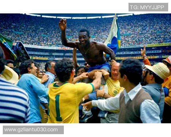 细长眼镜下的足球明星传奇与风采解析 细长眼镜下的足球明星传奇与风采解析