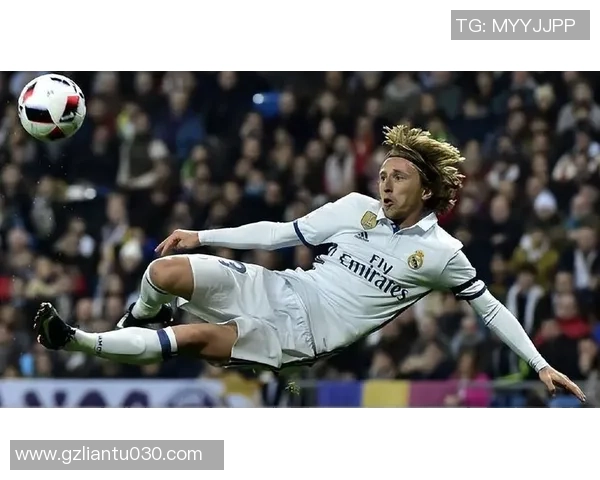 足球明星与其丰满妻子的幸福生活揭秘，爱情与事业的完美结合